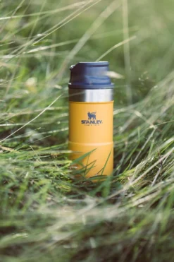 Thermosbeker Stanley The Trigger Action Travel Mug Saffron 0,35L -Buitenkampeer Winkel 3 800x1200 4