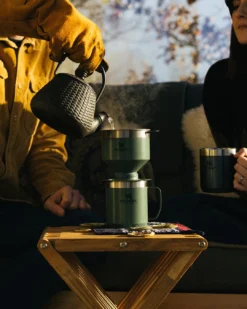 Thermosbeker Stanley The Legendary Camp Mug Nightfall 0,35L -Buitenkampeer Winkel Stanley20 20Classic20Campaign20 20Social20Media20 20Cropped20Images20 20108020x20135020px20 205 2