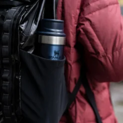 Thermosbeker Stanley The Trigger Action Travel Mug Wine 0,35L -Buitenkampeer Winkel Stanley20 20The20Trigger Action20Travel20Mug20 20Lifestyle20Images20 206
